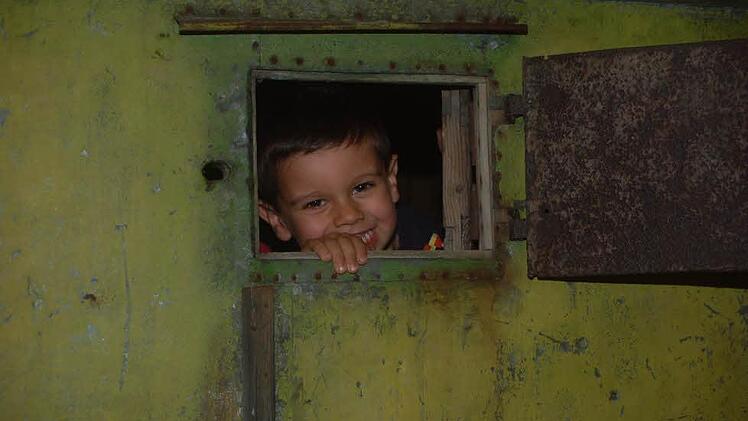 Tarek Langguth ( drei Jahre) findet den Schäferkarren toll .