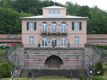 Von außen strahlt das Bellevue schon in neuem Glanze. Die Arbeiten im Inneren des Gebäudes dauern aber noch an. Fotos: Ulrike Müller