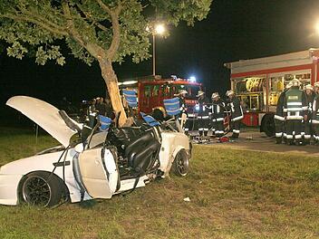 Durch die brutale Wucht des seitlichen Aufpralls wurde der Opel des 20-Jährigen in der Mitte fast zerrissen. Die 16 Jahre alte Beifahrerin erlitt beim Unfall tödliche Verletzungen. Foto: Michael Stelzner