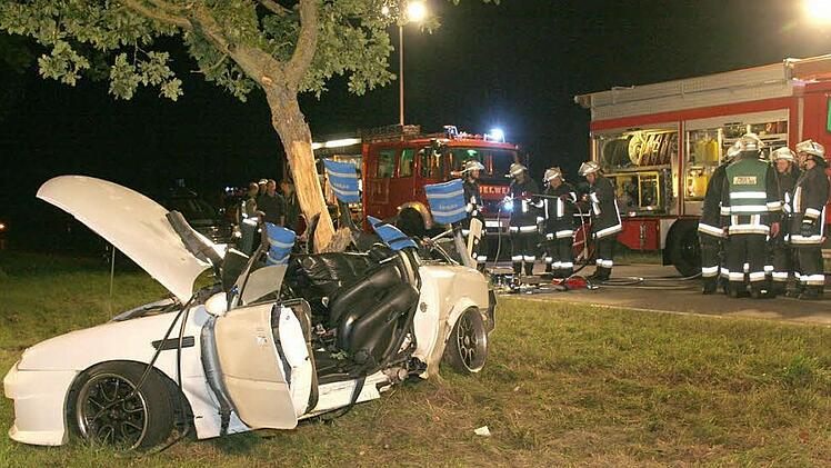 Durch die brutale Wucht des seitlichen Aufpralls wurde der Opel des 20-Jährigen in der Mitte fast zerrissen. Die 16 Jahre alte Beifahrerin erlitt beim Unfall tödliche Verletzungen. Foto: Michael Stelzner