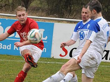 Perfekte Schusshaltung: Der Häusler Timo Schmitt (links) zieht den Ball an den Kissingern Jürgen Werner und Jörg Höller vorbei. Foto: Hopf