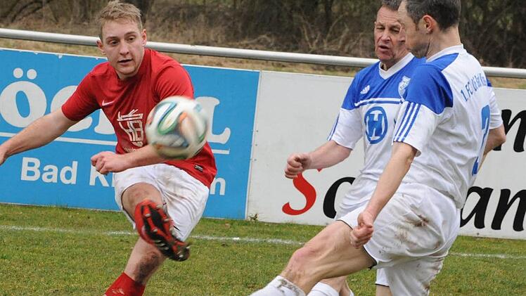 Perfekte Schusshaltung: Der Häusler Timo Schmitt (links) zieht den Ball an den Kissingern Jürgen Werner und Jörg Höller vorbei. Foto: Hopf