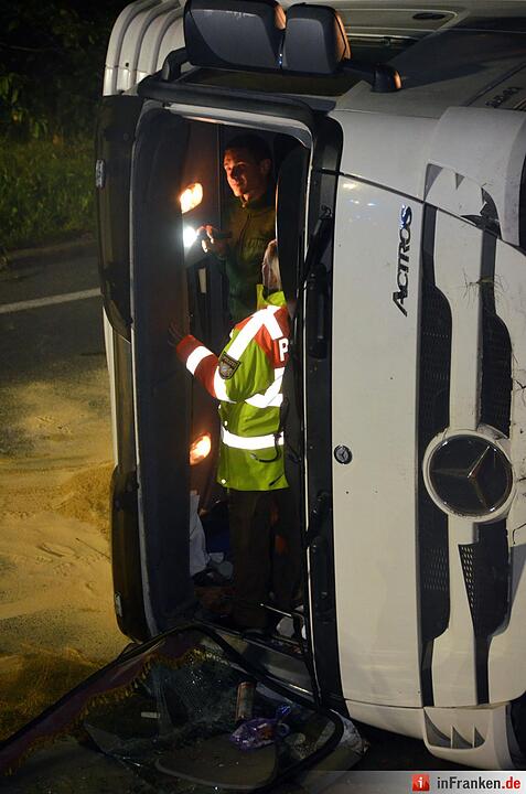 Bergungsarbeiten nach Lkw-Unfall: B27 komplett gesperrt