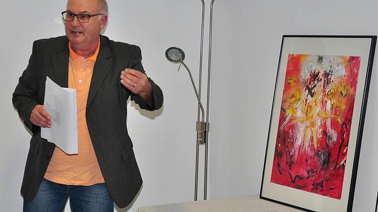 Michael Koller, Mitarbeiter des Kunstreferats der Diözese Würzburg, erklärte einige Bilder der Künstlerin Anne Olbrich aus Ebern, die einen Zyklus von 30 Bildern zur Offenbarung des Johannes gemalt hat.