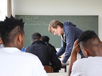 Überwiegend junge Afrikaner hat Lehrer Stephan Maurer (Mitte) in seiner Klasse an der Höchstadter Berufsschule.  Foto: Andreas Dorsch