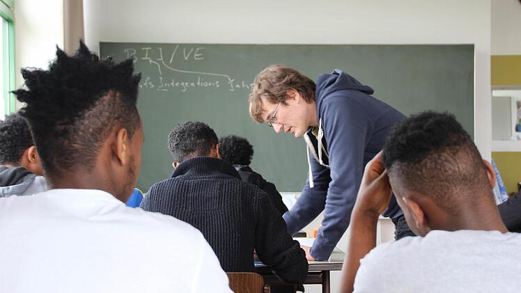 Überwiegend junge Afrikaner hat Lehrer Stephan Maurer (Mitte) in seiner Klasse an der Höchstadter Berufsschule.  Foto: Andreas Dorsch