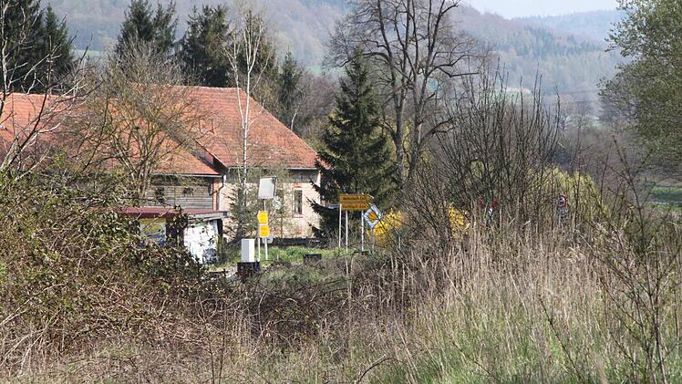 Völlig überwuchert: Blick vom Bahnhof Rupboden in Richtung Kreuzung Foto: Ulrike Müller
