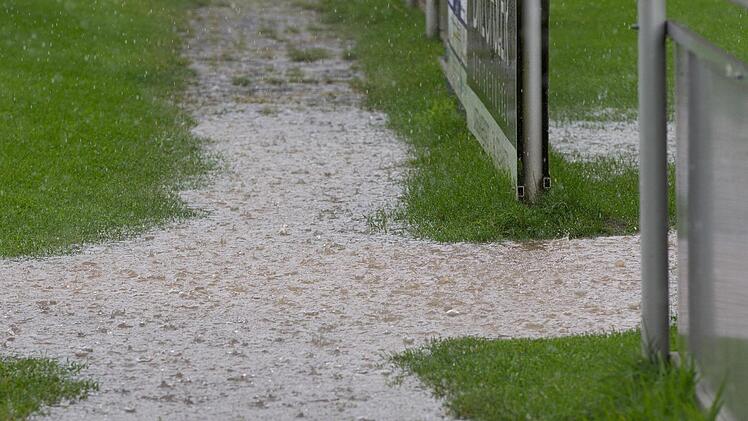 Zu viel Wasser l&auml;sst wenig Fu&szlig;ball zu. Foto: Archiv