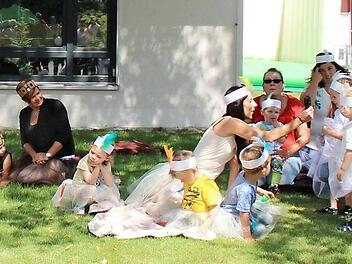 In schönen Kostümen führten die Kinder etwas beim Sommerfest in Adelsdorf vor.  Foto: privat