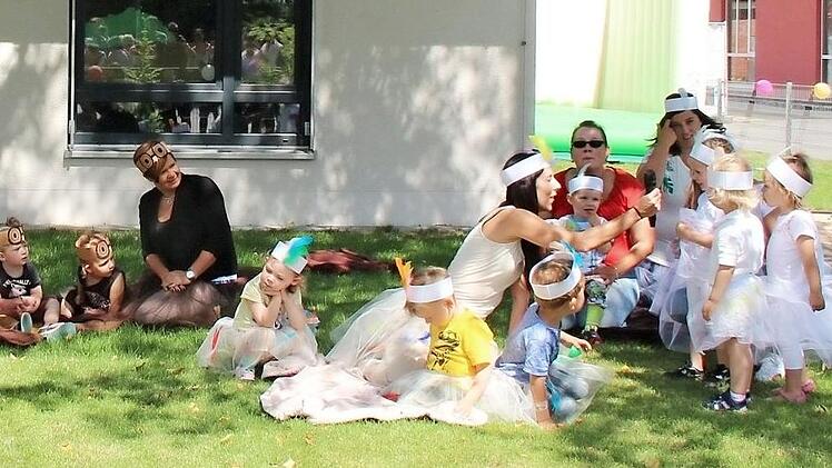 In schönen Kostümen führten die Kinder etwas beim Sommerfest in Adelsdorf vor.  Foto: privat