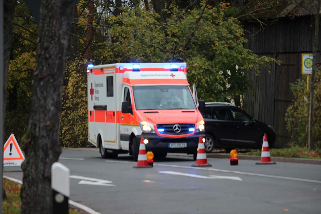 Frau wird bei Crash in Bayreuth im Auto eingeklemmt