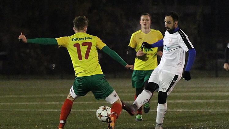 Der zweifache Torschütze Christos Makrigiannis spielt den Ball am DJKler Roman Goll vorbei; hinten Jonas Heidenreich. Foto: sportpress