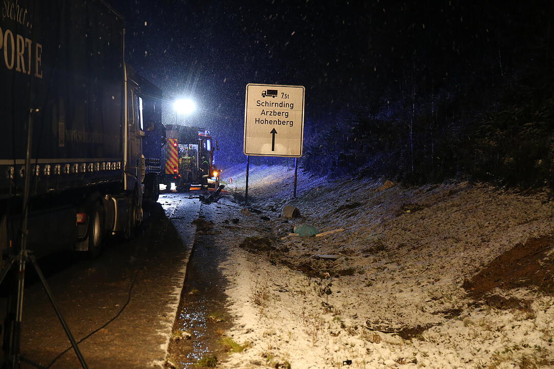Schwerer Zusammenstoß auf der A93 - Fahrer stirbt noch an der Unfallstelle