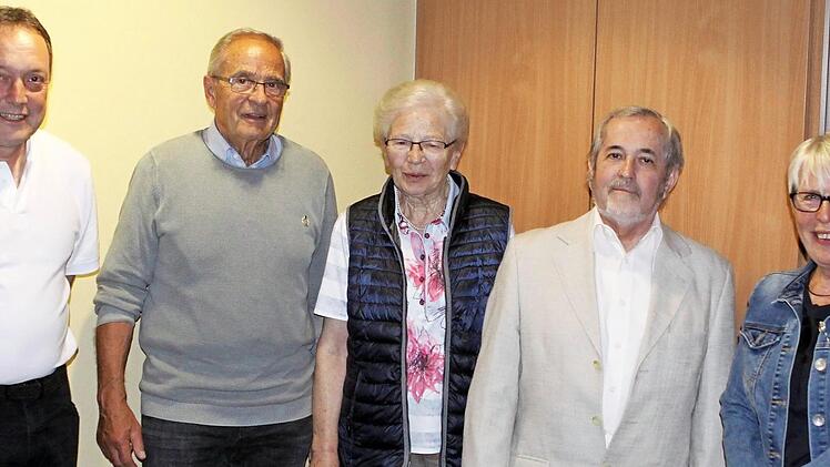 Der scheidende Vorsitzende, Michael Saam (von links), ehrt ein letztes Mal treue Mitglieder: Josef und Rita Dörflinger, Reinhold Meier sowie Anita Koberstein.  Foto: Thomas Dill