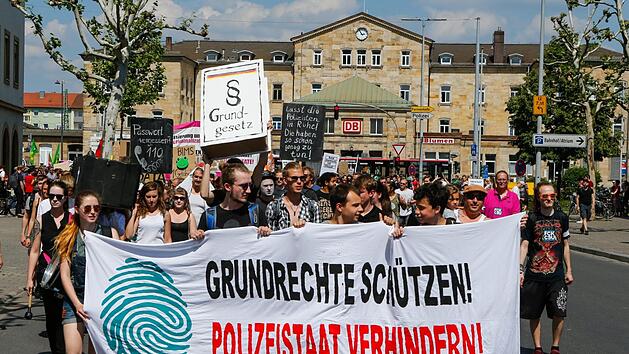Vom Bahnhof aus setzte sich der Protestzug in Bewegung. Foto: Matthias Hoch