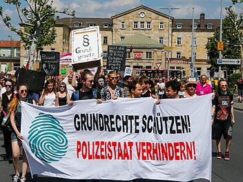 Vom Bahnhof aus setzte sich der Protestzug in Bewegung. Foto: Matthias Hoch