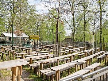 Leere Bänke auf dem Festgelände: Erlangens "fünfte Jahreszeit" - der Berch - muss in diesem Jahr entfallen. Alle Großveranstaltungen bis 31. August wurden wegen der Pandemie untersagt. Foto: Daniel Karmann/dpa