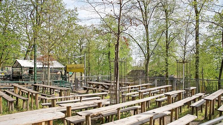 Leere Bänke auf dem Festgelände: Erlangens "fünfte Jahreszeit" - der Berch - muss in diesem Jahr entfallen. Alle Großveranstaltungen bis 31. August wurden wegen der Pandemie untersagt. Foto: Daniel Karmann/dpa