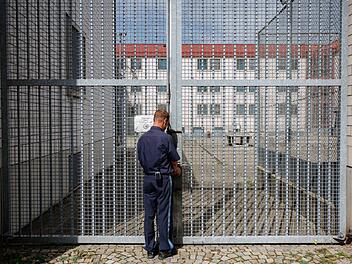 JVA Nürnberg: Waghalsiger Fluchtversuch endet mit Feuerwehr-Rettung - Beamte rätseln