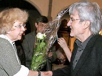 Gratulation für den Komponisten Horst Lohse: Er hat am 16. März seinen 70. Geburtstag gefeiert. Für ihn wurde ein Konzert in der Kulmbacher Petrikirche gegeben. Foto: Sonja Adam