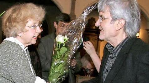 Gratulation für den Komponisten Horst Lohse: Er hat am 16. März seinen 70. Geburtstag gefeiert. Für ihn wurde ein Konzert in der Kulmbacher Petrikirche gegeben. Foto: Sonja Adam