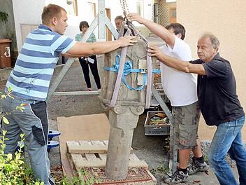 Mit Muskelkraft und einer mobilen Krananlage wurde der 400 Jahre alte Bildstock ins Auto verfrachtet. Auf unserem Foto die drei vom Freischaffenden Bildhaueraltelier v.li.: Florian Austl, Andreas Eller und Steinrestaurator Petro Schiller. Fotos: Peter Rauch