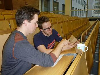 Sie stellten einen Kaffeebecherhalter her und machten damit ihre ersten unternehmerischen Erfahrungen im Rahmen des "Fünf-Euro-Business-Wettbewerbes": Paul Wittmann (links) und Thorsten Sprenger. Foto: Veronika Schadeck