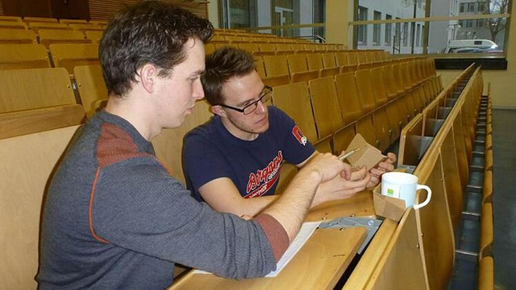 Sie stellten einen Kaffeebecherhalter her und machten damit ihre ersten unternehmerischen Erfahrungen im Rahmen des "Fünf-Euro-Business-Wettbewerbes": Paul Wittmann (links) und Thorsten Sprenger. Foto: Veronika Schadeck