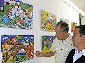 Hans Meister und Rektor Carlos Arana betrachten sich Bilder in der Peru-Ausstellung im Herzogenauracher Kunstraum.  Fotos: Manfred Welker