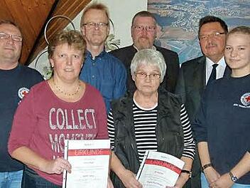 Im Rahmen der Gemeinderatssitzung wurden mit Urkunde und -nadel Blutspender ausgezeichnet (von links): BRK-Bereitschaftsleiter Harald Lindner, Steffi Lang, Bernd Cimander, Ulrich Kieser, Brigitte Hochberger, Bürgermeister Jürgen Wittmann, stellvertretende Bereitschaftsleiterin Ina Rautenstengel. Foto: Lothar Weidner