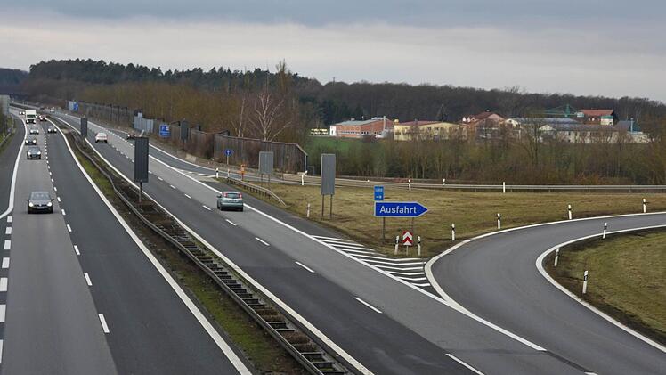 Weniger Lärm für Horhausen (hinten im Bild) verspricht ein neuer Flüsterasphalt auf der Autobahn A70, der im Sommer 2016 aufgetragen werden soll. Foto: Ulrike Langer