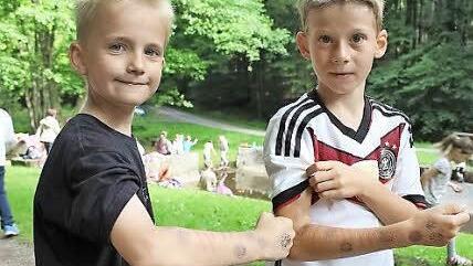 Nico und Paul haben sich richtig ins Zeug gelegt und Mama muss deshalb tief in die Tasche greifen. Foto: Julia Raab