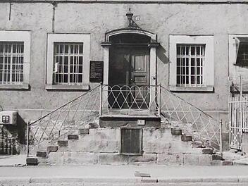 Bis 1980 stand an der Leopoldstraße das frühere Schwurgericht mit Gefängnis. Nach dem Abriss wird die freie Fläche als Parkplatz genutzt. Nun ist hier ein Neubau geplant. Foto: Archiv