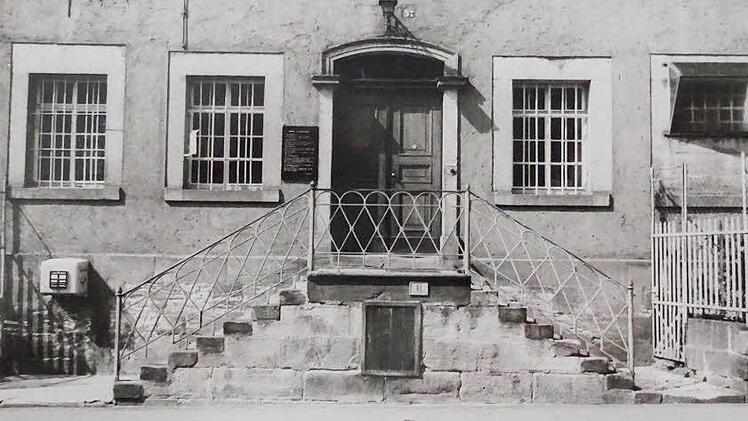 Bis 1980 stand an der Leopoldstraße das frühere Schwurgericht mit Gefängnis. Nach dem Abriss wird die freie Fläche als Parkplatz genutzt. Nun ist hier ein Neubau geplant. Foto: Archiv