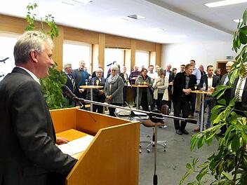 Bürgermeister Werner Diersch bei seiner Neujahrsansprache vor den Vereinsvertretern Fotos: Dieter Hübner