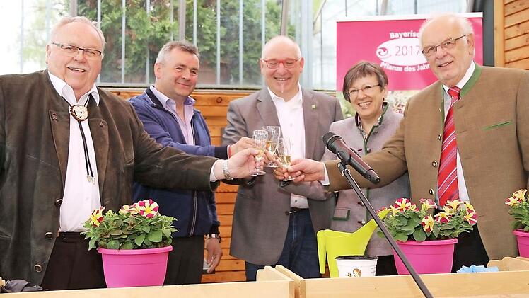 Bürgermeister Streit (v.l.), Konrad Hofstätter (Inh. Blumen Betz), Martin Gramsch (Gärtnerei-Verband), Regierungspräsidentin Piwernetz und stellvertr. Landrat Büttner.  Foto: Franz Galster