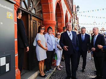 Landtagsabgeordneter Steffen Vogel und Präsident Johannes Nolte begrüßten den Innenminister vor der Behörde. Fotos: Matthias Hoch