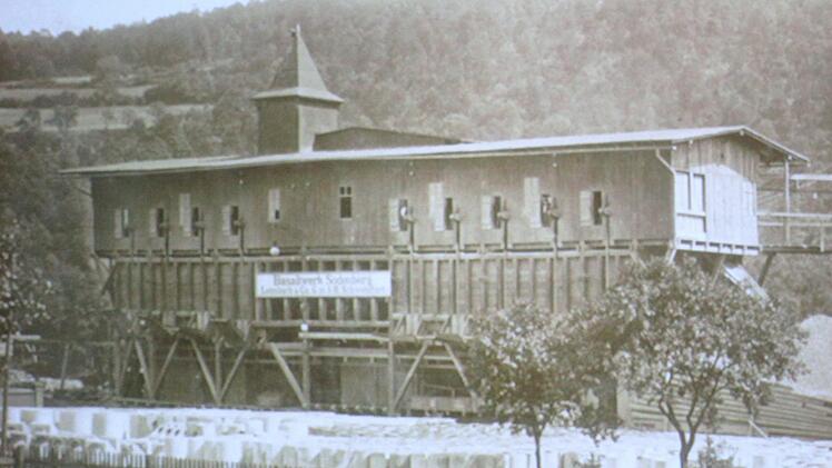 Der gebrochene Basalt wurde In der Bahnverladestation verschickt, meist in die Umgebung aber auch zum Deichbau nach Holland. Stadtbibliothek