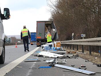 Auf der A 70 in Richtung Schweinfurt krachten am Donnerstagmittag auf Höhe Oberhaid zwei Lastwagen ineinander.  Foto: News5/Merzbach