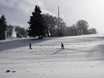 H&auml;ufiges Bild in dieser Wintersaison: Die Schneeauflage am Kreuzberg ist zum Walzen zu d&uuml;rftig, zehn Zentimeter lockerer Pulverschnee lassen die Maulwurfh&uuml;gel nicht verschwinden.Klaus Neumann
