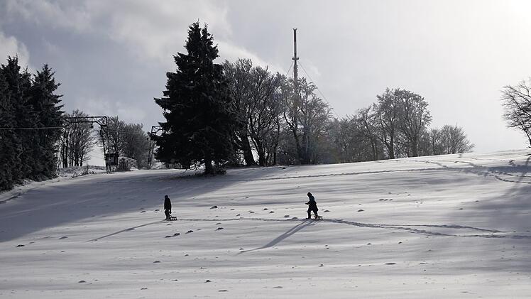 Häufiges Bild in dieser Wintersaison: Die Schneeauflage am Kreuzberg ist zum Walzen zu dürftig, zehn Zentimeter lockerer Pulverschnee lassen die Maulwurfhügel nicht verschwinden.Klaus Neumann