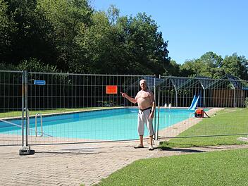 Zaun samt rotem Schild zeigen es an: "Badebereich geschlossen", "Betreten verboten". Zwar hatte sich mittlerweile eine Ersatzlösung für den erkrankten Stamm-Schwimmmeister gefunden, doch weil einige Wasserwerte nicht passen, kann das Bad nicht geöffnet werden. Foto: Bettina Knauth