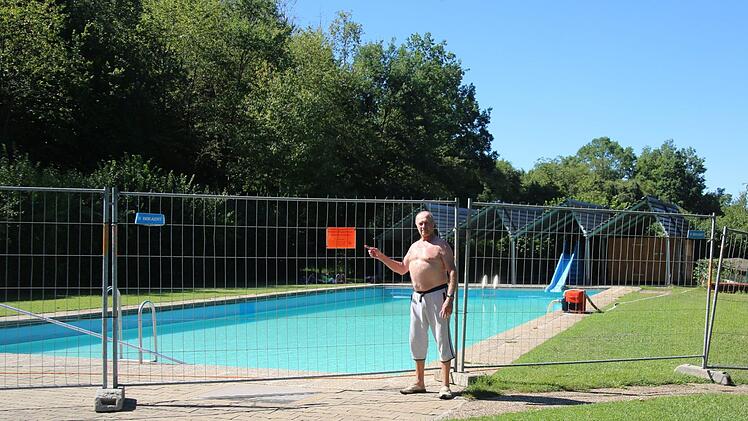 Zaun samt rotem Schild zeigen es an: "Badebereich geschlossen", "Betreten verboten". Zwar hatte sich mittlerweile eine Ersatzlösung für den erkrankten Stamm-Schwimmmeister gefunden, doch weil einige Wasserwerte nicht passen, kann das Bad nicht geöffnet werden. Foto: Bettina Knauth