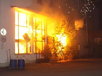 Beeindruckend realistisch war die Übungsexplosion in dem leer stehenden Gebäuden der Jahns-Bräu.Michael Wunder