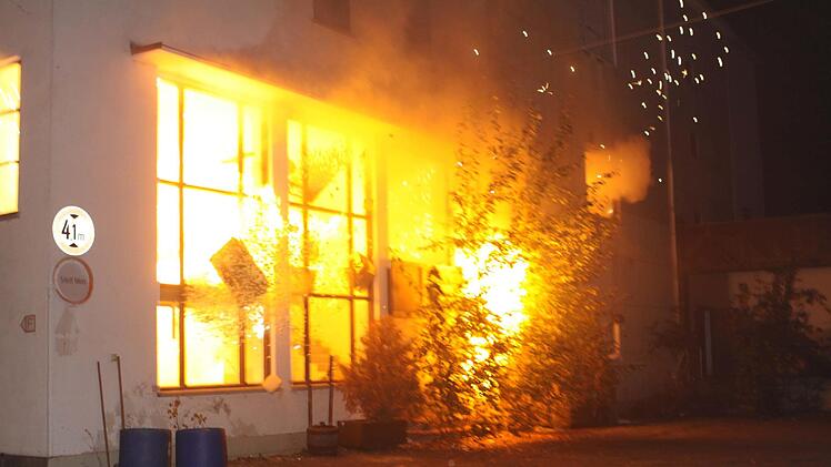 Beeindruckend realistisch war die Übungsexplosion in dem leer stehenden Gebäuden der Jahns-Bräu.Michael Wunder