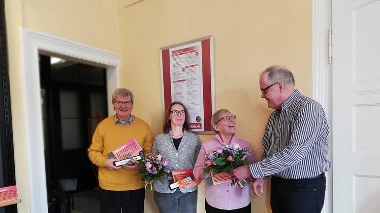 Alois Schnitzer (von rechts) verabschiedete Irmgard Clausen, Kerstin Kircher und Johannes Schmidt.  Carolin Herrmann