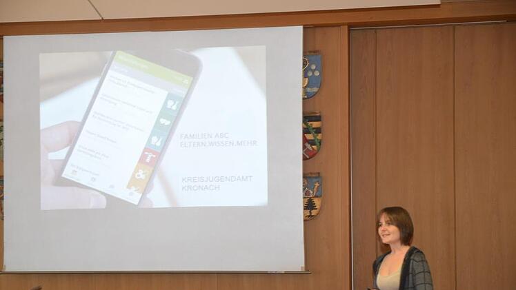 Franziska Neumann stellte im Jugendhilfeausschuss ein neues Konzept für eine Familien-App des Landkreises Kronach vor. Die App soll ab Mitte des Jahres erreichbar sein.  Foto: Karl-Heinz Hofmann