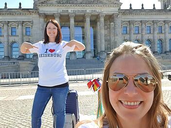 Demonstrierende Touristikerinnen aus Franken:   Simone Gengler (links) aus Forchheim und Sandra Virkus aus Höchstadt.  Foto: privat