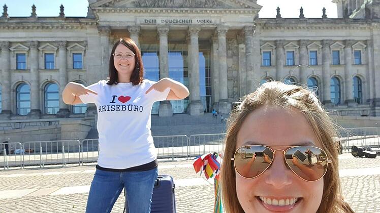 Demonstrierende Touristikerinnen aus Franken:   Simone Gengler (links) aus Forchheim und Sandra Virkus aus Höchstadt.  Foto: privat