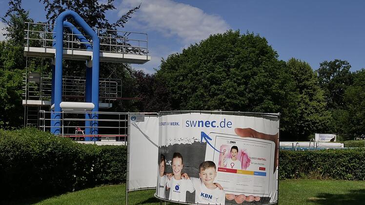 Die neueste Anschaffung: Gleich sechs dieser doppelseitigen  Umkleideschnecken schmücken das Freibad-Gelände.   Foto: Manja von Nida
